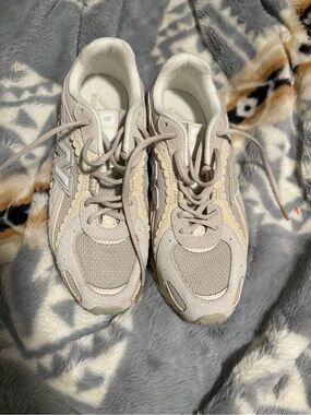 New Balance Women's Beige and Cream Lace-Trim Sneakers